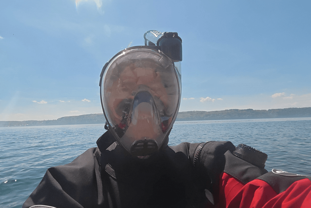 Schnorchler trägt Cressi Komdo Schnorchelmaske Frontalaufnahme Seeufer