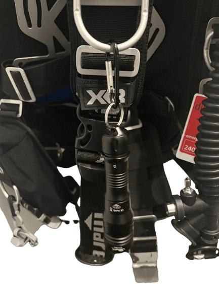 Tauchlampe mit Karabiner direkt am D-Ring befestigt als einfache Standardlösung