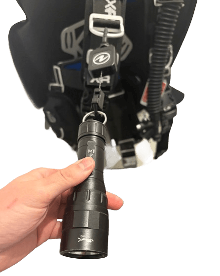 Tauchlampe mit Retractor am D-Ring befestigt und flexibel ausziehbar