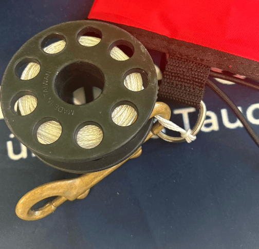 Reel ist an Edelstahl Ring gebunden