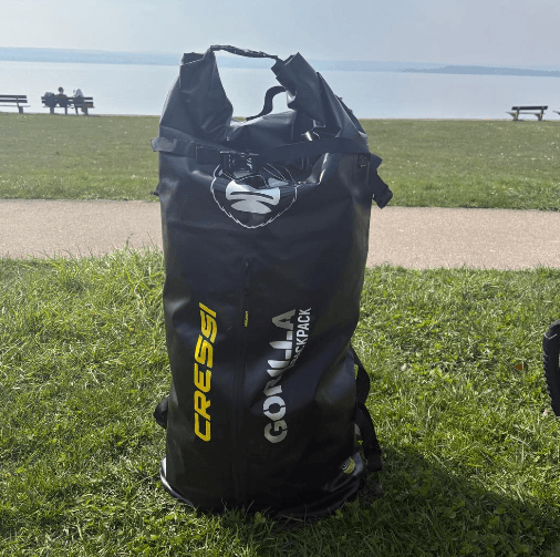 Cressi Gorilla Backpack steht für den Test am Seeufer