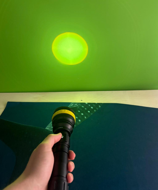 Divebeam DF 7 mit engem Spot-Lichtkegel im Test an Land