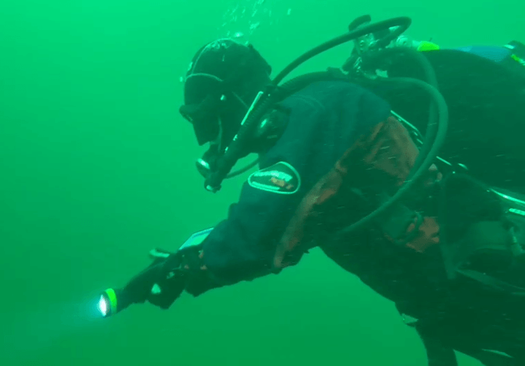 Taucher testet Divebeam DF 7 Tauchlampe Unterwasser im See