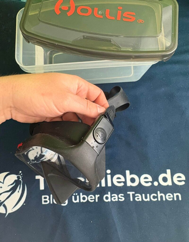 Schnallen von schwarzer Tauchmaske Nahaufnahme
