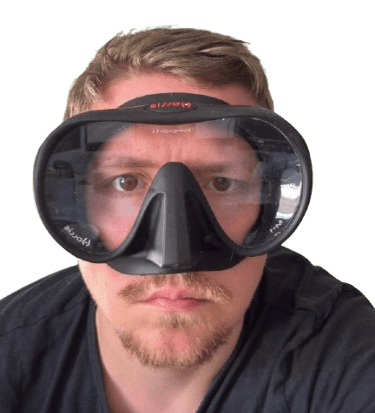Schwarze Hollis M1 Tauchmaske wird an Land getragen