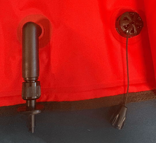 Aublasventil neben Ablassventil an einer roten Tauchboje