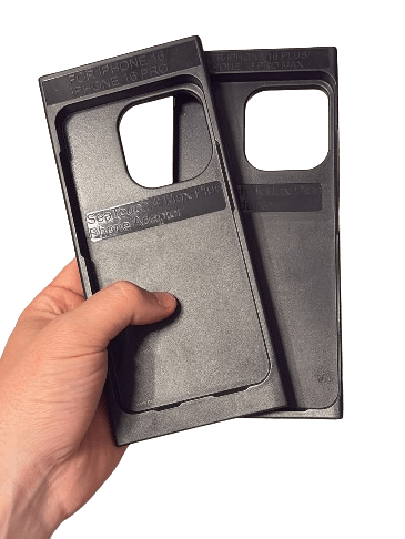 Zwei Divevolk smartphone Adapter werden in der Hand gehalten