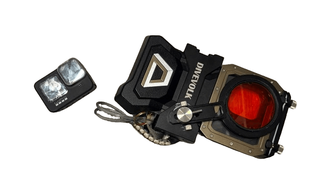 Divevolk Gehäuse liegt neben einer GoPro Hero 13