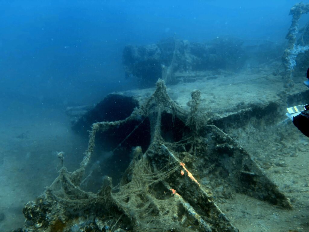Bewachsenes Wrack Oresta unter Wasser in Montenegro
