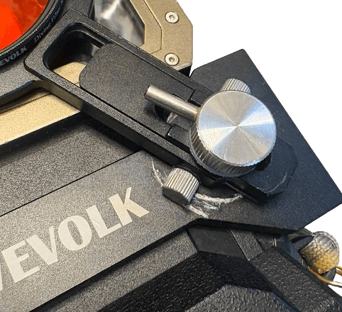 Verkratze Rückseite auf dem Gehäuse an Rotfilterklemme