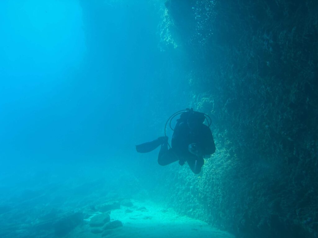 Taucher an einem Wrack in Montenegro bei starkem Gegenlicht