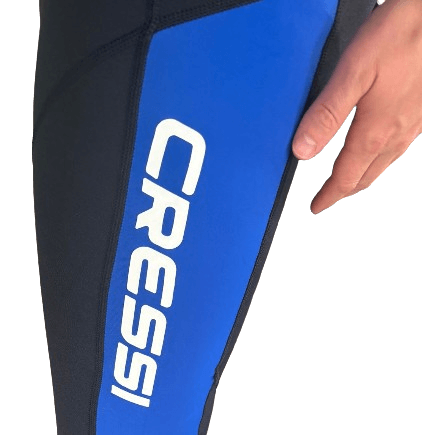 Blauer Elastan Stoff zwischen Neoprenmaterial am Bein eines Schnorchel Neoprenanzugs