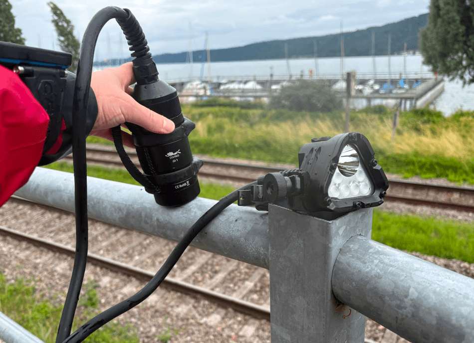 Wurkkos D1 Tauchlampe mit See im Hintergrund