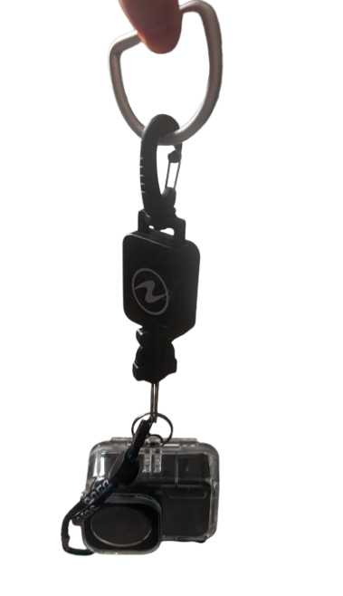 GoPro hängt im Unterwassergehäuse an einem Retractor am D-Ring