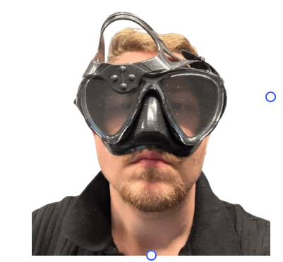 Taucher testet die Passform der Cressi Big Eyes Evolution Tauchmaske