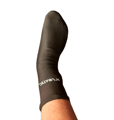 Fuß mit überzgezogene Taucher Slip In Socke zum besseren Anziehen des Neoprenanzugs