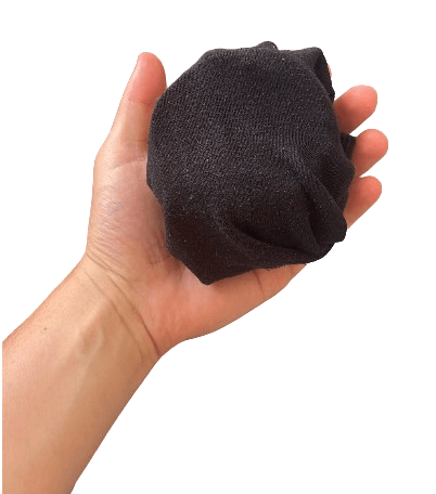 Ein in einer Socke eingepackter Tauchcomputer wird in der Hand gehalten