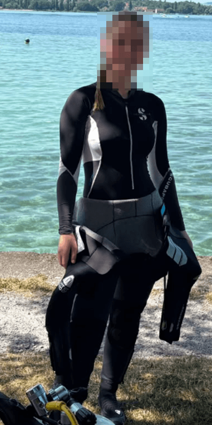Taucher trägt Tauchanzug halb mit einem Lycra-Unterzieher