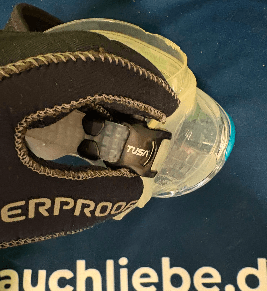 Tauchmaskenband wird it 5 mm Tauchhansdchuh verstellt