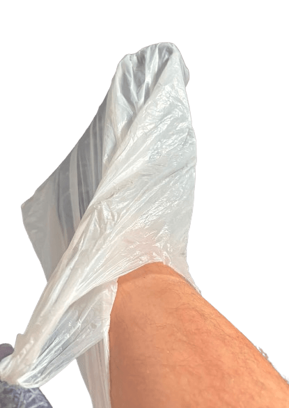 Fuß mit Plastiktüte überzogen