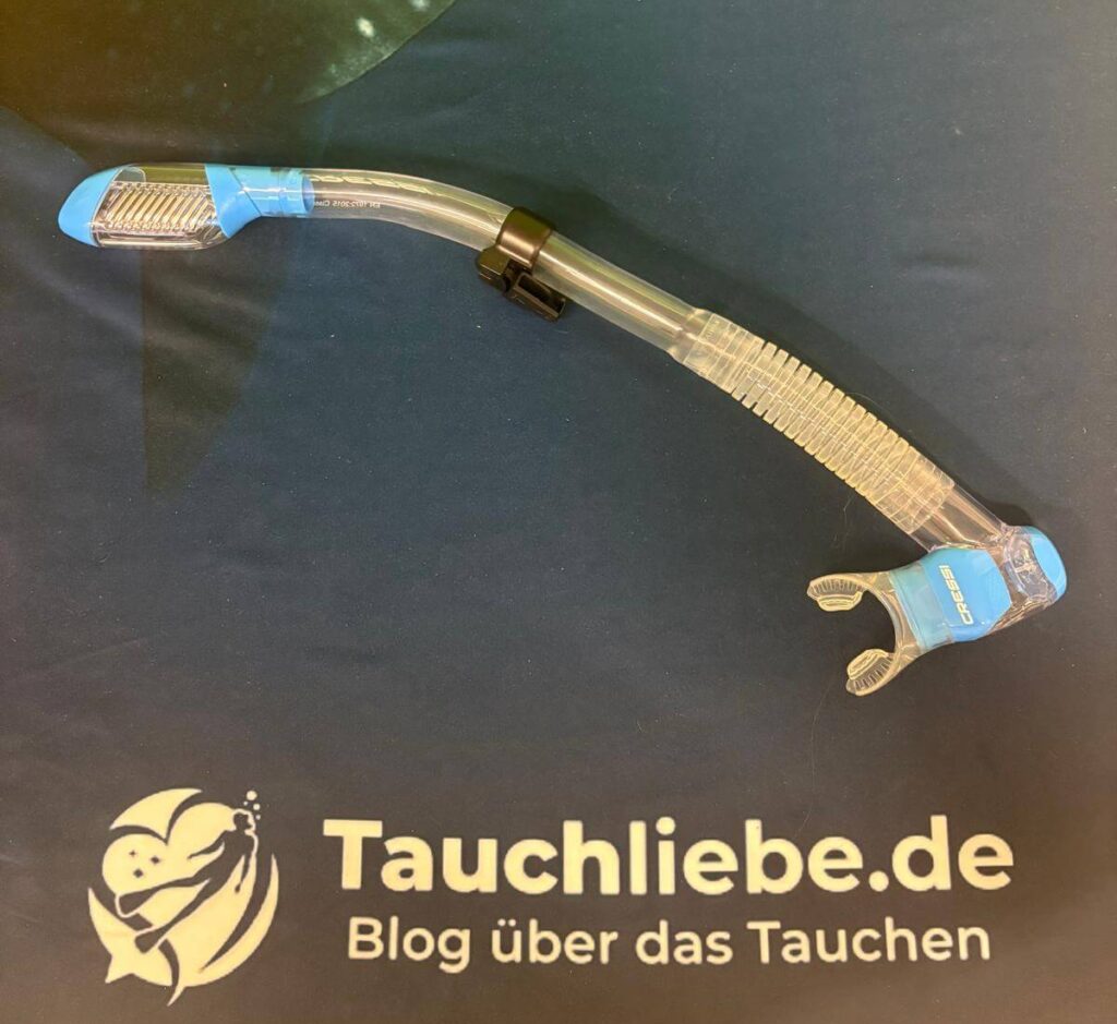 Cressi Schnorchel Supernova liegt auf Tauchliebe.de Handtuch