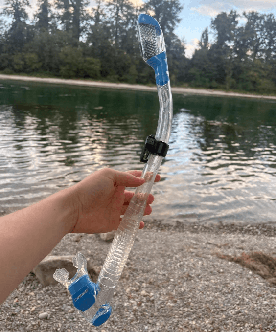Cressi Supernova Dry Schnorchel wird vor dem Test am Seeufer gehalten