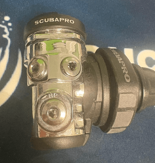Nahaufnahme der Anschlüsse an der Scubapor MK17 EVO2 ersten Stufe