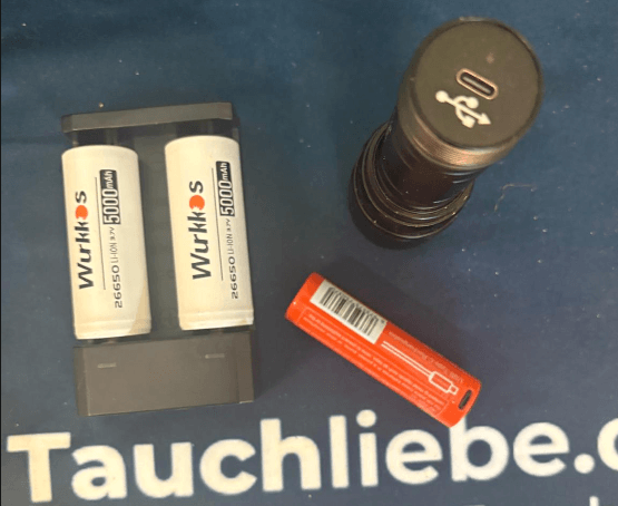 Verschiedene Ladesysteme für Tauchlampen mit externem Ladegerät und USB-C-Anschlüssen