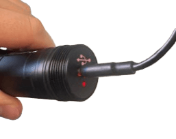 USB-C- Port mit roter Ladestandsanzeige