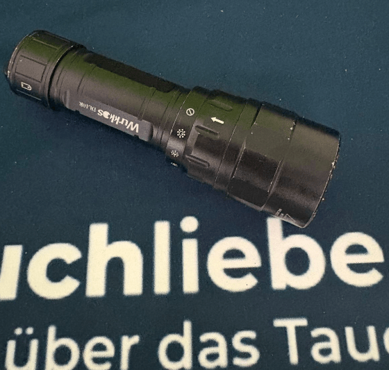 Zustand der Wurkkos DL10R Tauchlampe nach über 70 Tauchgängen mit leichten Lack Beschädigungen