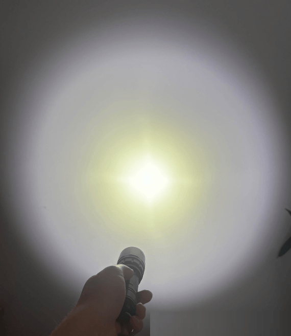 Lichtkegel der Wurkkos DL10R mit hellem Hotspot und breitem Streulicht